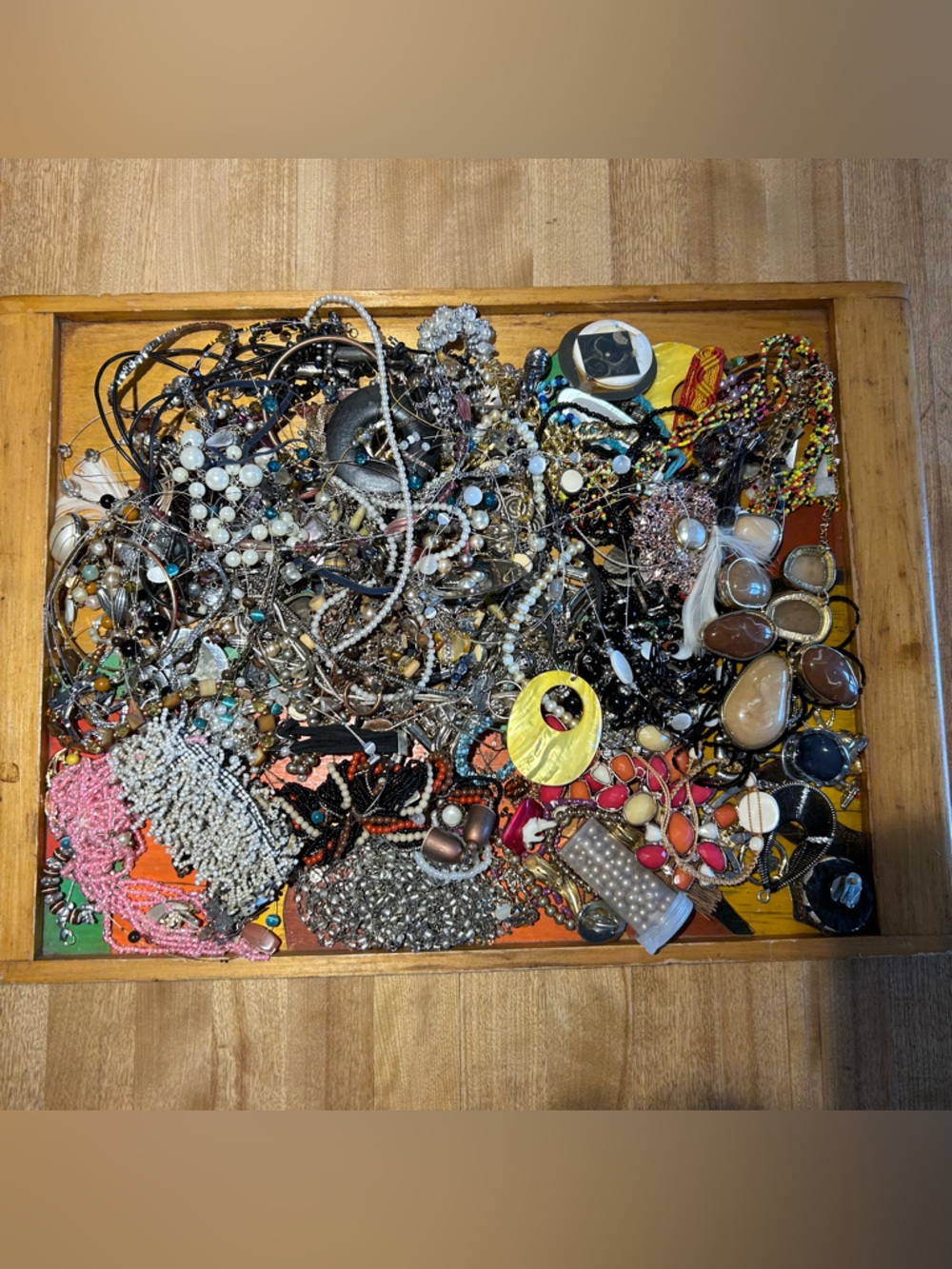 2,37 Kilo of Beads and Broken Jewelry for Crafting